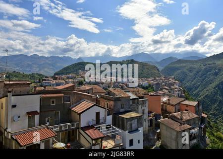 Ein Panoramablick auf Grisolia, Dorf der kalabrischen Region, Italien Stockfoto