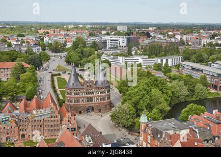 Deutschland, Schleswig-Holstein, Lübeck, Holstentor aus der Vogelperspektive Stockfoto