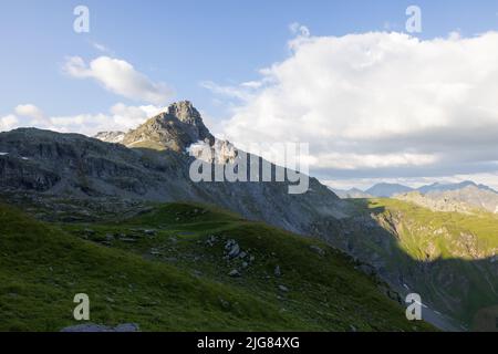 Eine schöne Aussicht auf mit Gras bedeckte Berge Stockfoto