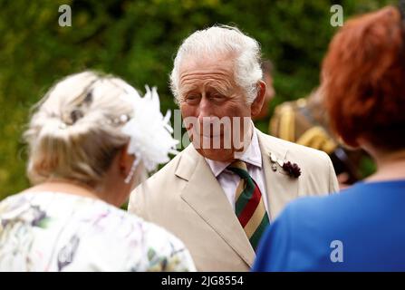 Der Prinz von Wales, Oberst in Chief, spricht mit seinen Angehörigen während eines Besuchs des 2. Bataillons des Mercischen Regiments in den Weeton Barracks in Weeton-with-Preese in Lancashire, seine letzte Verlobung mit dem Bataillon, bevor es mit dem 1. Bataillon verschmilzt. Bilddatum: Freitag, 8. Juli 2022. Stockfoto