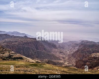 Unterwegs in Wadi Dana, Jordanien. Stockfoto