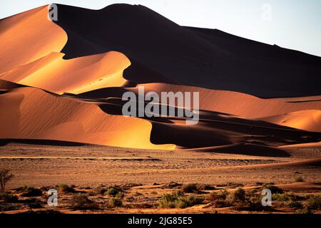 Eine malerische Landschaft in Big Mama Dune, Sossusvlei, Namib Desert, Namibia Stockfoto