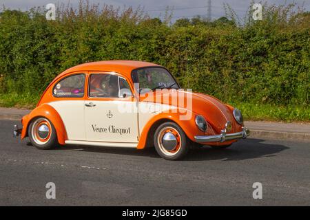 Werbung Veuve Clicquot 1972 70s 70er Jahre Creme Orange Alte VW Volkswagen Beetle 1192cc Benzin luftgekühlter Oldtimer. Maßgeschneiderte Fahrzeuge auf dem Weg zum Hoghton Tower für das Supercar Summer Showtime Car Meet, das von Great British Motor Showshows in Preston, Großbritannien, organisiert wird Stockfoto