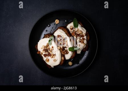 Perfektes Frühstück, amerikanische Pfannkuchen werden auf einem schwarzen Steintisch serviert. Stockfoto