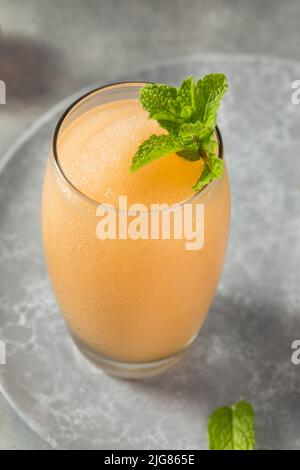 Boozy Frozen Rum Planters Punch mit Limette und Minze Stockfoto