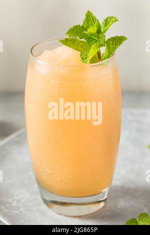 Boozy Frozen Rum Planters Punch mit Limette und Minze Stockfoto