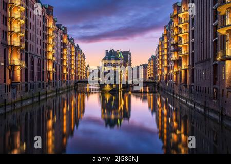 Sonnenuntergang am berühmten Wasserschloss in der historischen Speicherstadt in Hamburg Stockfoto