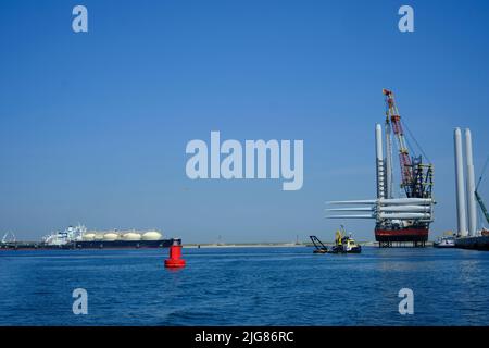 Ein großes Offshore-Schiff mit Kran und Hubschrauberlandeplatz ist im Hafen von Rotterdam vertäut. Ein Jack-up-Schiff für den Einsatz in der Offshore-Windindustrie Stockfoto