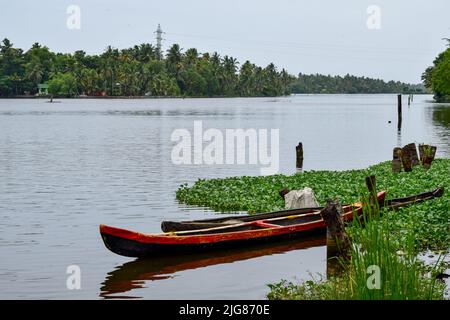 Ein kleines Boot wird im Fluss in kerala, Indien, gebunden Stockfoto