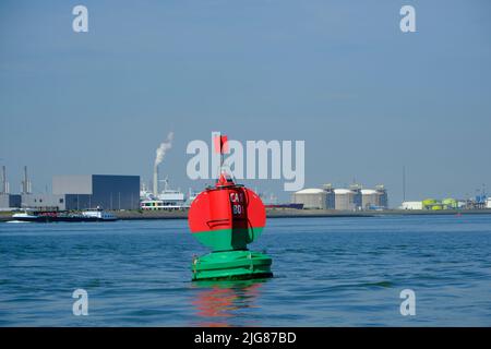 Grüne rote Boje zur Markierung einer Spaltung im Kanal Nieuwe Waterweg im Hafen von Rotterdam, Niederlande. Stockfoto