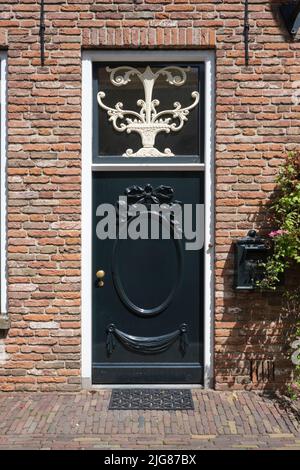 Schöne prunkvolle Eingangstür zu einem Haus in den Niederlanden Stockfoto