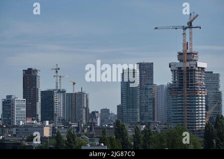 Die Skyline von Rotterdam mit der Erasmus-Brücke und Kop van Zuid ist ein Viertel in der Dämmerung, wie man es vom Euromast-Turm aus in den Niederlanden sieht Stockfoto