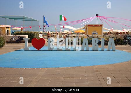 2. Juli 2022, Cesenatico/Bellaria Igea Marin, ForlÃ¬ Cesena/Rimini, Italien: Inschrift mit dem Symbol eines Herzens mit dem Namen der Stadt Bellaria im Stadtzentrum. (Bild: © Pasquale Senatore/Pacific Press via ZUMA Press Wire) Stockfoto