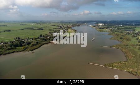 Luftdrohnenansicht der schönen Aussicht über den Fluss in den Niederlanden, Europa. Gedreht am Fluss De Lek in den Niederlanden. Stockfoto