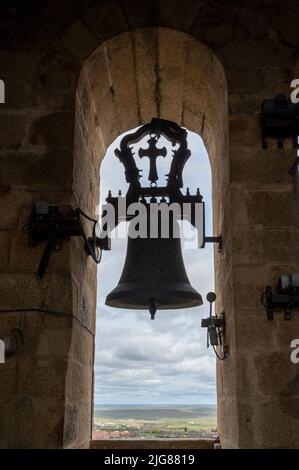 Eine Glocke im Glockenturm an der Kathedrale Santa Maria in Caceres Spanien, eine Weltkulturerbestätte und mittelalterliche Hügelstadt in Extremadura Spanien Stockfoto