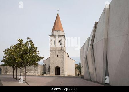 Stadtplatz mit der Kirche unserer Lieben Frau von Gesundheit und modernem Schulgebäude in der Stadt Krk, Insel Krk, Kvarner Bucht, Gespanschaft Primorje-Gorski kotar, Kroatien, Europa Stockfoto