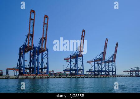 ROTTERDAM, NIEDERLANDE - Neues Containerterminal mit einem sehr großen Containerschiff und im Vordergrund ein kleineres Binnenschiffs auf der Maas Stockfoto