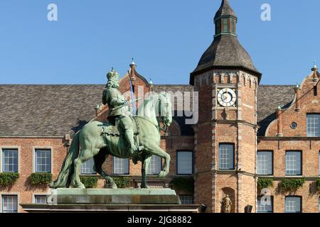 Blick auf das Rathaus und das Jan-Wellem Reiterdenkmal in der Düsseldorfer Altstadt, Düsseldorf, Nordrhein-Westfalen, Deutschland Stockfoto