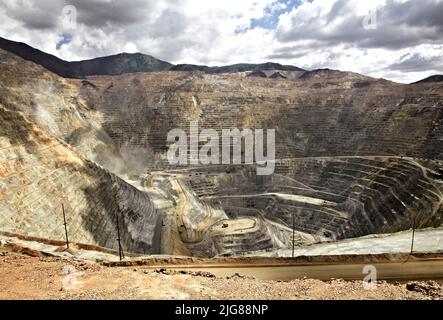 Großer Steinbruch. Großer gelber Bergbauwagen auf der Baustelle. Sand in Karosseriefahrzeug laden. Produktion nützlicher Mineralien. Bergbau LKW Bergbau Maschinen zu tr Stockfoto