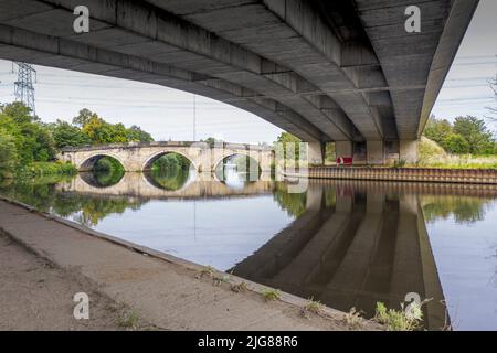 Ferry Bridge, Old Great North Road, Ferrybridge, Brotherton, Selby, North Yorkshire, 19-09-2020. Allgemeiner Blick nach Norden in Richtung Ferry Bridge unter der modernen Brücke über den Fluss Aire. Stockfoto