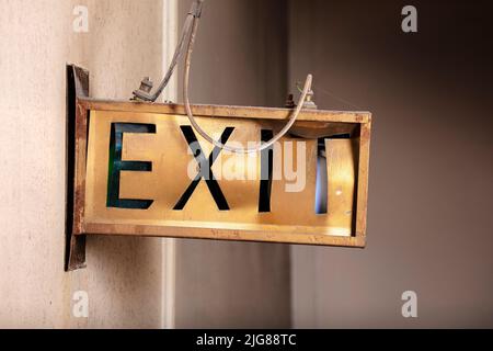 Winter Gardens, 214 Marine Road Central, Morecambe, Lancaster, Lancashire, 30-07-2019. Detail eines beschädigten vorspringenden Ausgangs-Schildes in der Erfrischungsbar von Winter Gardens. Stockfoto