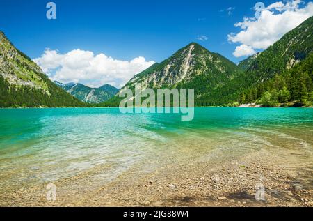 Heiterwanger See an einem sonnigen Sommertag. Alpine Berglandschaft mit Bergsee und Wäldern. Tyrol Zugspitz Arena, Tirol, Österreich, Europa Stockfoto