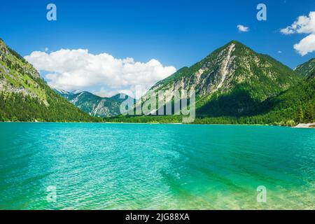 Heiterwanger See an einem sonnigen Sommertag. Alpine Berglandschaft mit Bergsee und Wäldern. Tyrol Zugspitz Arena, Tirol, Österreich, Europa Stockfoto