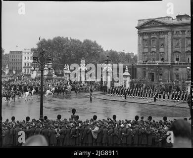 Krönung von Queen Elizabeth II, Buckingham Palace, The Mall, St James, City of Westminster, Greater London Authority, 02-06-1953. Blick vom Queen Victoria Memorial, das Menschenmassen bei der Rückkehr der Krönungsprozession von Queen Elizabeth II zum Buckingham Palace beobachten kann. Stockfoto