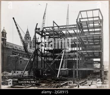 Geologisches Museum, Exhibition Road, Kensington, Kensington und Chelsea, Greater London Authority, 12-09-1930. Ein Blick auf die vordere, östliche Erhebung des Geologischen Museums während der Bauarbeiten, mit den Stahlrahmen, mit Arbeitern, die oben auf dem Bauwerk stehen. Das Geologische Museum zog 1935 von seinem Standort in der Jermyn Street in dieses neue Gebäude an der Exhibition Road. Das neue Museum wurde von Sir Richard Allison und John Hatton Markham vom H M Office of Works entworfen. Die Stahlrahmen, die für den Bau des Gebäudes verwendet wurden, wurden von Bister, Walton and Co Ltd., The Geological M, hergestellt Stockfoto