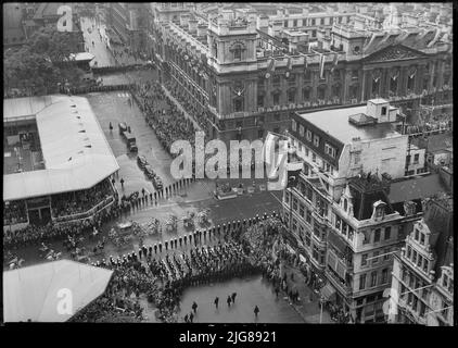 Krönung von Königin Elizabeth II., Parliament Square, City of Westminster, Greater London Authority, 02-06-1953. Eine erhöhte vom Uhrenturm am Palast von Westminster Blick hinunter zum Finanzgebäude, zeigt Menschenmassen beobachten, wie der Gold State Coach, der Königin Elizabeth II. Trägt, während der Krönungsprozession vorbeifährt. Stockfoto