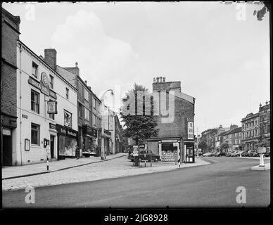 High Street, Skipton, Craven, North Yorkshire, 1957. Ein Blick vom Caroline Square nach Norden, der die Gebäude am südlichen Ende der Sheep Street und der High Street zeigt. Stockfoto