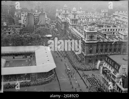 Krönung von Königin Elizabeth II., Parliament Square, City of Westminster, Greater London Authority, 02-06-1953. Eine erhöhte vom Uhrenturm am Palast von Westminster Blick hinunter zum Schatzhaus, zeigt Menschenmassen beobachten die Krönungsprozession von Königin Elizabeth II.. Stockfoto