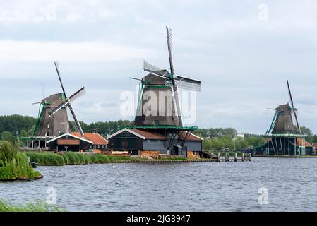 Windmühlen, niederländische Windmühlen, Zaanse Schans, Zaandam, Noord-Holland, Niederlande Stockfoto