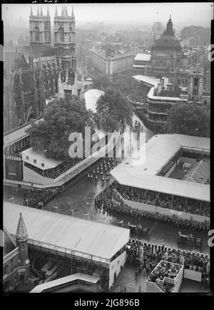 Krönung von Königin Elizabeth II., Parliament Square, City of Westminster, Greater London Authority, 02-06-1953. Eine erhöhte aus dem Uhrenturm am Palast von Westminster Blick nach unten in Richtung Westminster Abbey, zeigt Massen von Menschen in temporären Ständen, beobachten die Krönungsprozession von Königin Elizabeth II.. Stockfoto