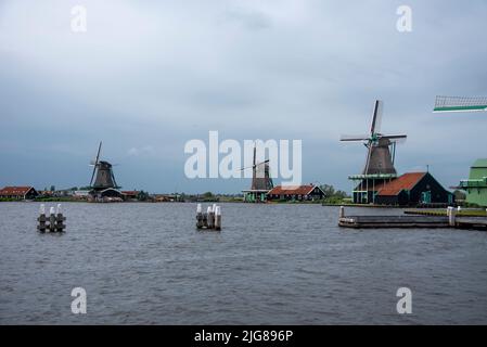 Windmühlen, niederländische Windmühlen, Zaanse Schans, Zaandam, Noord-Holland, Niederlande Stockfoto