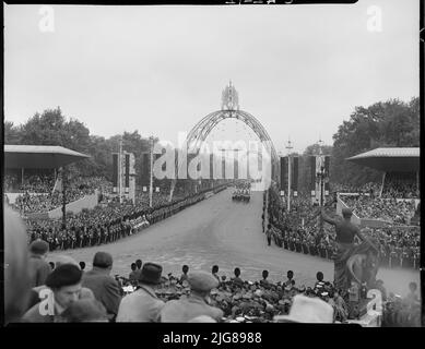 Krönung von Queen Elizabeth II, The Mall, City of Westminster, Greater London Authority, 02-06-1953. Blick vom Queen Victoria Memorial, wo Menschenmassen die Krönungsprozession von Queen Elizabeth II beobachten, die vom Buckingham Palace aus die Mall entlang verarbeitet. Stockfoto