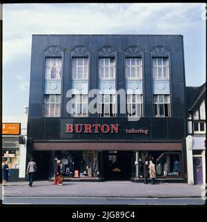 Burton, 4-10 Old Church Road, Chingford Mount, Waltham Forest, Greater London Authority, 1970s-1990s. Die Granitfassade des Burton Stores an der 4-10 Old Church Road. Das Burton-Geschäft an der Old Church Road wurde um 1939 erbaut. Nach der Schließung als Burton wurde das Ladengelände später von einem Modeladen, bekannt als Store21, und von dem Werksgeschäft, dem Schreibwarengeschäft, besetzt. Ein dritter Stock wurde hinzugefügt, und die oberen Stockwerke wurden in Wohnungen umgewandelt. Stockfoto