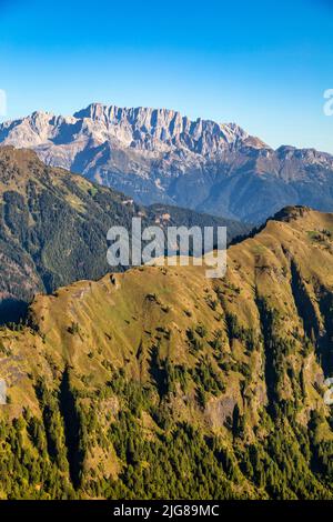 Italien, Venetien, Belluno, Canale d'Agordo, Morgenansicht des grünen Kamms von Palalada, im Hintergrund die Siuthseite von Marmolada Stockfoto