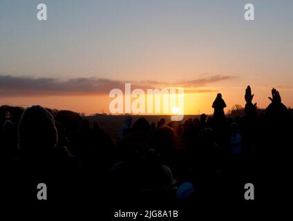 Stonehenge, Stonehenge Down, Amesbury, Wiltshire, 19-12-2012. Allgemeiner Blick auf die Menschenmassen, die den Sonnenaufgang in Stonehenge an der Wintersonnenwende aus dem Westen beobachten. Stockfoto