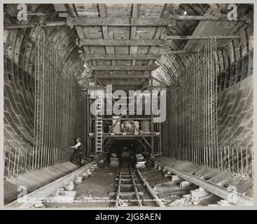 Queensway Tunnel, Liverpool, 28-10-1931. Männer bei der Arbeit beim Bau des Queensway Tunnels, die die Verstärkungsstäbe in den Gehwegen im Unterflussabschnitt zeigen. Der Druck ist kommentiert: 'Vertrag Nr. 2', und 'Verstärkung in Gehwegen unter River Blick flussabwärts'. Stockfoto