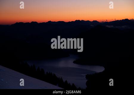 Winterwanderung, Skitour nach Simetsberg. Walchensee, Dawn, Deutschland, Bayern, Walchensee, Einsiedl Stockfoto