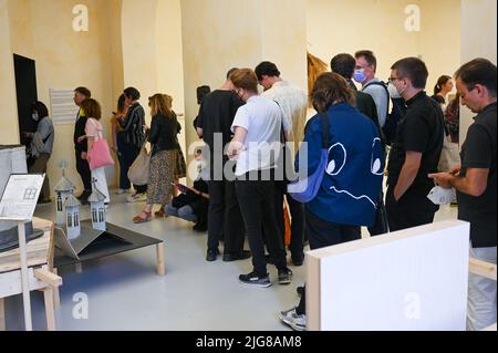 Kassel, Deutschland. 08.. Juli 2022. Die Besucher stehen für die Videoinstallation „Animal Spirits“ des Künstlers Steyerl im Ottoneum an. Mit Hito Steyerl zieht sich eine der international bedeutendsten Künstlerinnen und Künstler aufgrund des Antisemitismus-Skandals von der documenta zurück. Die 56-Jährige, die in Berlin lebt, gab ihre Entscheidung am Freitag in einer E-Mail an die Kunstausstellung in Kassel bekannt. Quelle: Uwe Zucchi/dpa/Alamy Live News Stockfoto