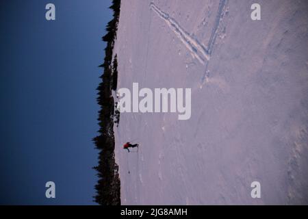 Junge Frau beim Winterwandern, Skitour nach Simetsberg. Deutschland, Bayern, Walchensee, Einsiedl Stockfoto