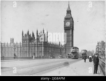 Palace of Westminster, Parliament Square, Westminster, City of Westminster, Greater London Authority, 1911. Der Palast von Westminster von der Westminster Bridge aus gesehen, mit Fußgängern und Kraftfahrzeugen im Vordergrund. Stockfoto