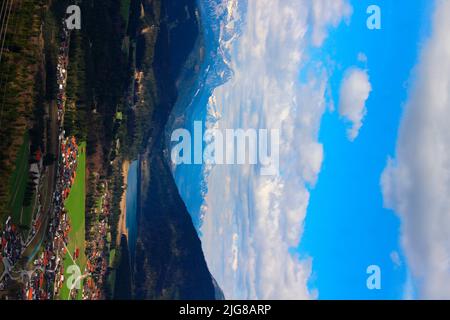 Blick auf das Estergebirge, Sonnenuntergang mit Blick auf Krün dahinter Barmsee, Isartal, Oberbayern, Bayern, Deutschland, Europa Stockfoto