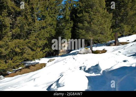 Winterwanderung bei Mittenwald, WC, Toilettenhütte auf der Rehbergalm, Europa, Deutschland, Bayern, Oberbayern, Isartal, Werdenfelser Land, kleines Haus im Wald Stockfoto