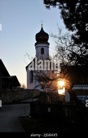 Sonnenuntergang mit Blick auf Wamberg, Kirche St. Anna, Bezirk Garmisch-PartenkirchenWerdenfelser Land, Oberbayern, Bayern, Deutschland, Frühling, Europa Stockfoto