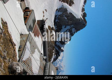 Naturinformationszentrum Karwendel Mountain World mit Riesenfernrohr, Bergstation Karwendelbahn, Karwendelgebirge, Mittenwald, Bayern, Deutschland Stockfoto