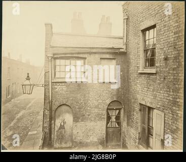 Stepney, Tower Hamlets, Greater London Authority, 08. Januar 1873. Außenansicht eines nicht identifizierten Ziegelbauhauses mit versperrter Tür und blockiertem Fenster, wahrscheinlich in Stepney. Eine Notiz auf der Rückseite des Abdrucks besagt: 'Side of No 10/Part of No 11 Palmers Place, next to 11a', aber die genaue Position auf modernen Karten wurde nicht identifiziert. Stockfoto