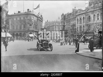 Piccadilly Circus, City of Westminster, Greater London Authority, 1911. Ein Blick aus dem Westen des Piccadilly Circus, der den Shaftesbury Memorial Fountain (auch bekannt als Eros) zeigt, mit Fußgängern und einem Auto im Vordergrund. Stockfoto